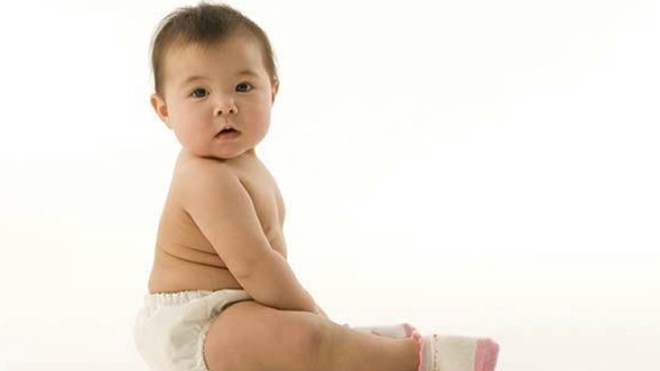 Bé 7 tháng chưa biết ngồi, có phải còi xương? Ảnh minh họa: Visualphotos.com.