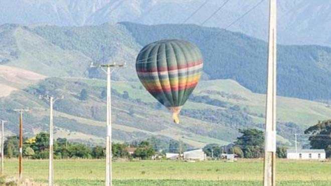 Khinh khí cầu cháy ngùn ngụt giữa trời, 11 người chết Khinh khí cầu bốc cháy