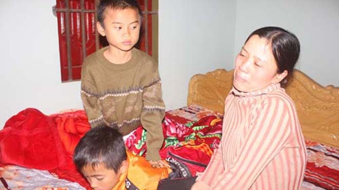Xóm làng đắng đót vì đại tang sau đám cưới Chị Lê Thị Cẩm (vợ nạn nhân Sơn) cùng hai con nhỏ. Ảnh: Hải Bình.
