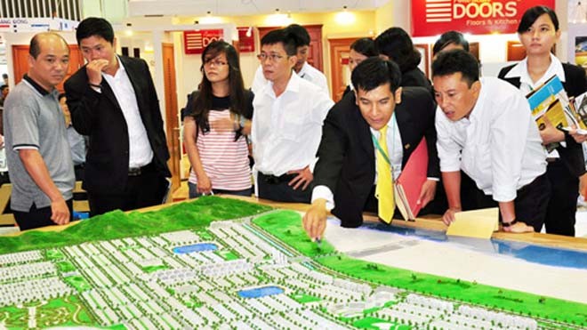 Ồ ạt đầu quân môi giới địa ốc Môi giới địa ốc đang xuất hiện nhiều nhân sự từ các ngành: tài chính ngân hàng, bảo hiểm, công nghệ viễn thông, kiến trúc dịch chuyển sang vì hoa hồng cao. Ảnh: Vũ Lê