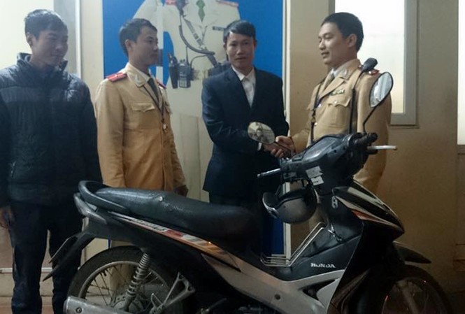 Nam thanh niên bất ngờ vứt xe bỏ chạy khi thấy CSGT Anh Hóa vui mừng nhận lại chiếc xe từ các chiến sĩ CSGT Đội 1.