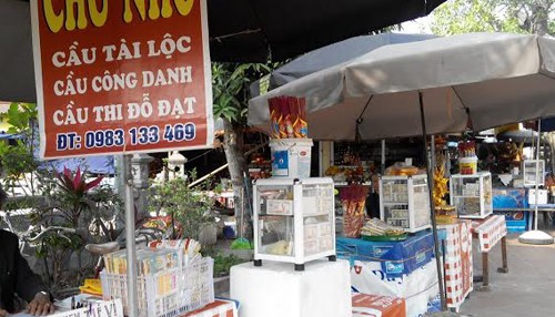 Vẫn công khai đổi tiền lẻ ở các đình, chùa Vẫn la liệt các quầy đổi tiền lẻ ở đình La Khê