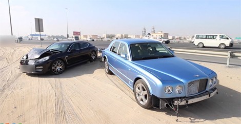 Bentley Arnage tan nát vì Porsche Panamera Hai mẫu sedan hạng sang lao vào nhau tại Dubai. Ảnh từ video.
