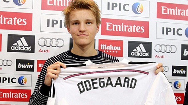 Tân binh của Real từng xem Barca là lựa chọn số một Martin Odegaard trong lễ ra mắt tại Real cuối tuần trước. Ảnh: Reuters