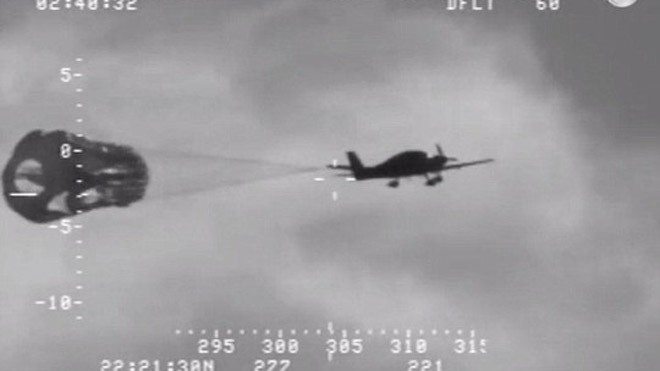 Máy bay hết xăng giữa đại dương, 'hạ cánh' bằng... dù Máy bay kịp bung dù. Ảnh: US Coast Guard