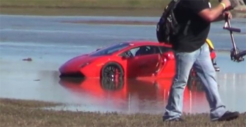 Siêu xe Gallardo độ 2.000 mã lực lao xuống hồ Siêu xe nằm dưới hồ sau khi lạc tay lái trên đường đua drag. Ảnh từ video.