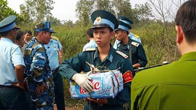 Công nhận liệt sĩ cho 4 quân nhân hy sinh trong vụ rơi trực thăng Kỷ vật của các sĩ quan hy sinh được mang ra từ hiện trường. Ảnh: Thanh Niên.