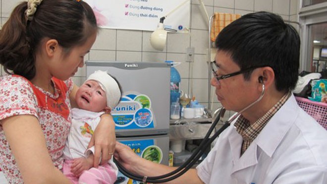 Nhiều trẻ viêm phổi do trời nóng lạnh trong ngày Trẻ nhỏ sức đề kháng kém, không thích nghi kịp với sự thay đổi thời tiết nên dễ mắc bệnh. Ảnh: N.Phương.