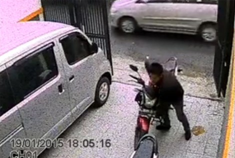 Tên trộm toát mồ hôi bẻ khóa xe máy giữa ban ngày Tên trộm toát mồ hôi bẻ khóa xe máy giữa ban ngày