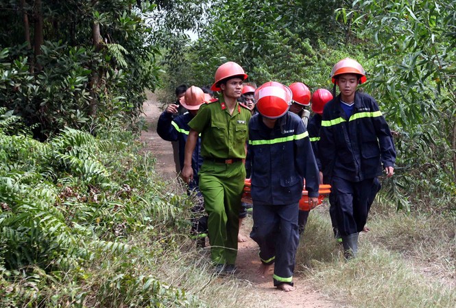 Trực thăng rơi ở TP.HCM, 4 sĩ quan hy sinh Lực lượng cứu hộ làm nhiệm vụ tại hiện trường. TTXVN