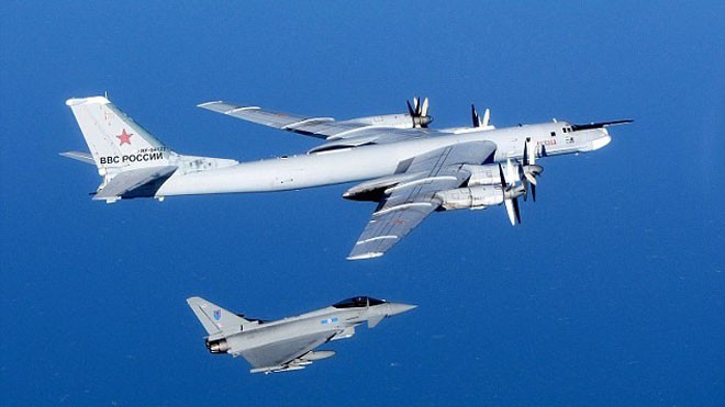 Chiến đấu cơ Anh bay kèm, cảnh báo máy bay ném bom Nga Chiến đấu cơ NATO áp sát máy bay ném bom chiến lược Nga. Ảnh: AFP