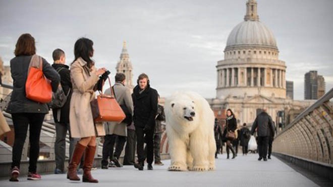 Gấu bắc cực khổng lồ lang thang trên đường phố London Sự xuất hiện của chú gấu bắc cực cỡ lớn khiến nhiều người ngạc nhiên và chú ý
