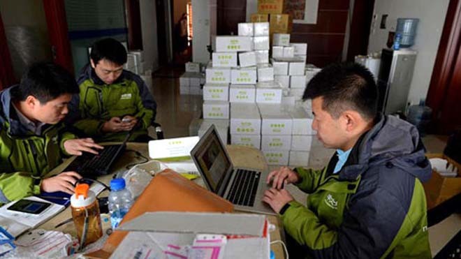 Tiến sĩ bỏ việc, kiếm bộn tiền nhờ bán mỳ bò qua mạng Deng cùng các cộng sự đang kiểm tra đơn hàng. Ảnh: People's Daily Online.
