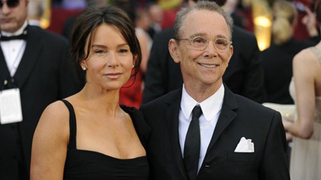 Diễn viên Joel Grey công khai là gay ở tuổi 82 Joel Grey và con gái Jennifer Grey tại Oscar 2009. Ảnh: AP.
