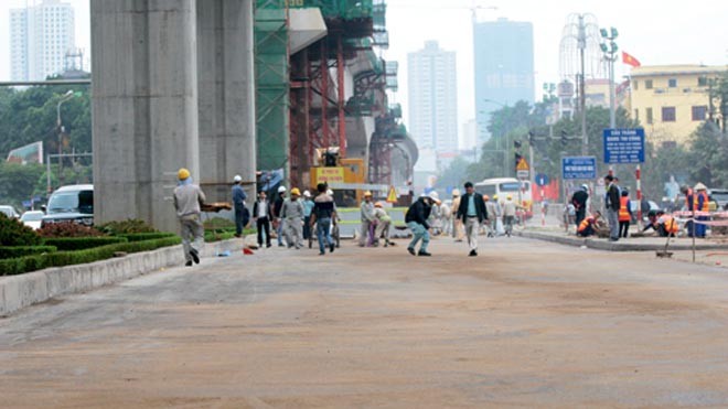 Ngã sấp ngửa vì vệt dầu ở công trường Cát Linh - Hà Đông Dầu tràn ra đường Trần Phú được phủ cát chống trơn trượt. Ảnh: Bá Đô.