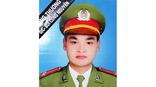 Truy tặng Huy chương Chiến sỹ vẻ vang cho thượng úy công an hy sinh Di ảnh của Trung úy Bùi Công Nguyên. Ảnh: chinhphu.vn