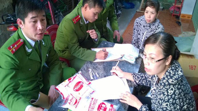 Phá công xưởng chế mì chính giả Cảnh sát khám xét công xưởng sản xuất hàng giả của Nguyễn Thị Cẩm Hường (người đeo kính). Ảnh: Lam Sơn.