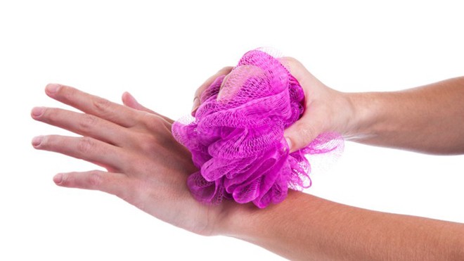Dùng bông tắm dạng lưới có thể gây viêm da Dùng bông tắm dạng lưới có thể gây viêm da