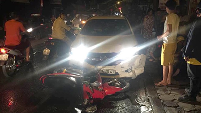 Xe 'điên' đâm liên tiếp 3 xe máy trên Đê La Thành Hiện trường vụ va chạm. Ảnh: Beat