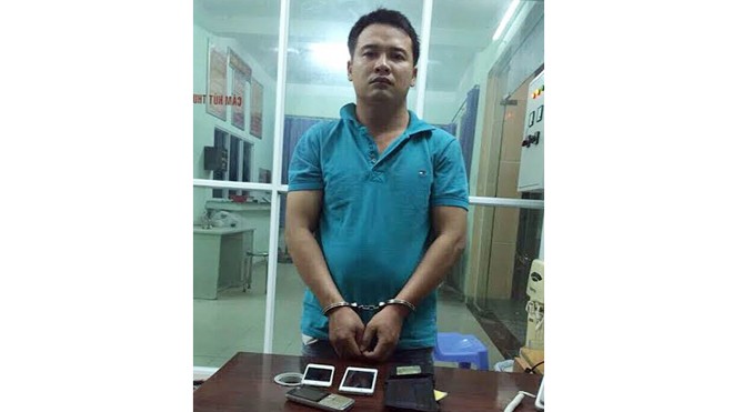Thiếu nữ lao xe máy vào tên cướp Tên cướp bị thiếu nữ lao xe máy vào bắt giữ. Ảnh: C.A