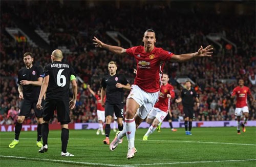 Ibrahimovic đi vào lịch sử bóng đá châu Âu Ibra chia vui sau pha đánh đầu đem lại chiến thắng 1-0 khi gặp Zorya hôm 29/9. Ảnh: Reuters