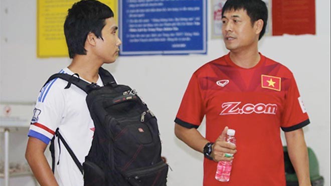 Cầu thủ nghiệp dư xin thử việc ở tuyển Việt Nam Anh Vũ gặp trực tiếp HLV Hữu Thắng nộp đơn xin ứng thí. Ảnh: Anh Khoa.