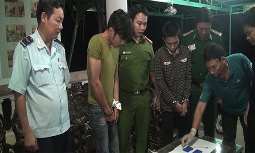 Cắn chiến sĩ biên phòng trong cơn phê ma túy Tâm và Hoàng khi bị bắt giữ. Ảnh: Mạnh Hùng