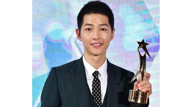 Mỹ nam 'Hậu duệ mặt trời' ẵm ba giải thưởng lớn về diễn xuất Song Joong Ki có một năm thành công nhờ vai diễn đại úy Yoo Shi Jin.