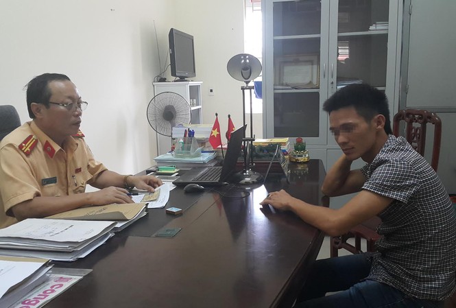 Tài xế dùng chân lái xe 8 tấn trên cao tốc Tài xế Thái Văn Tuấn làm việc với cảnh sát giao thông Nghệ An sáng 3/10.
