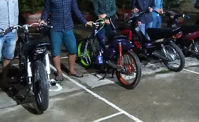 Đua xe không thành, 'quái xế' giấu 6 xe máy vào bụi rậm Các phương tiện bị tạm giữ.