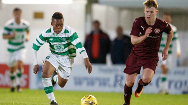 Bốn cầu thủ mang họ Dembele gây sốt bóng đá châu Âu Karamoko Dembele đi bóng trước đàn anh hơn nhiều tuổi.