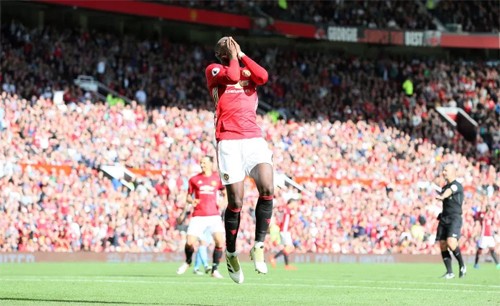 Deschamps: 'Người ta đang đòi hỏi quá nhiều ở Pogba' CĐV Man Utd luôn muốn Pogba tạo ra sự khác biệt như Ronaldo và Bale làm được với Real. Ảnh: Reuters