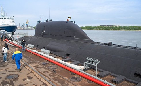 Khám phá Severodvinsk - tàu ngầm hạt nhân thế hệ mới của Nga Tàu ngầm hạt nhân đa nhiệm “Severodvinsk” đầu tiên thuộc Đề án “Yasen” К-560 neo tại bến Công ty đóng tàu quốc phòng Sevmash ở thành phố Severodvinsk, LB Nga. Ảnh: RIA Novosti.