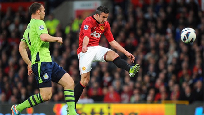Van Persie được tôn vinh nhờ một siêu phẩm cho M.U Van Persie (áo đỏ) khi ghi bàn vào lưới Aston Villa. Ảnh: Reuters