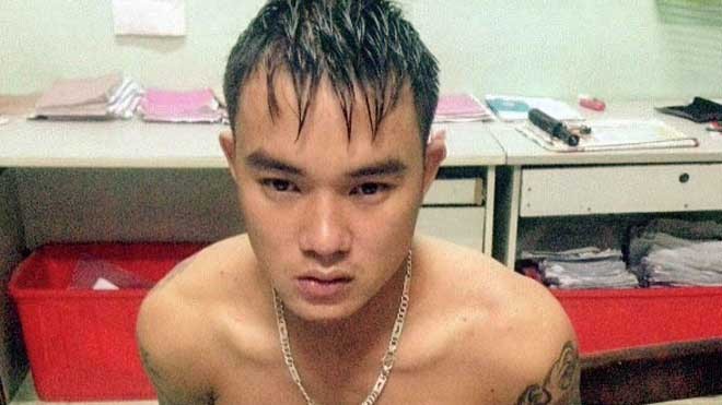 Gã trai xăm trổ bẻ khóa xe Exciter trước cửa phòng trọ Lê Văn Hòa tại cơ quan điều tra. Ảnh: V.D.