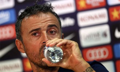 HLV Barca nổi giận vì tài liệu chiến thuật bị rò rỉ Enrique tức giận vì bị rò rỉ thông tin mật. Ảnh: EPA.