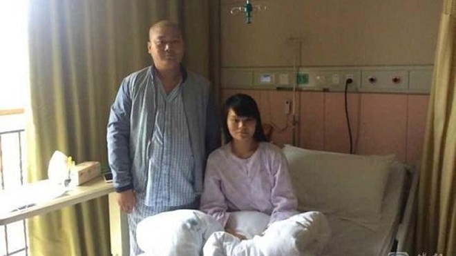 Cô gái bỏ thai 3 tháng để hiến tủy cứu anh trai Hai anh em Dương Tuấn và Dương Lệ trong bệnh viện. Ảnh: Xinhua