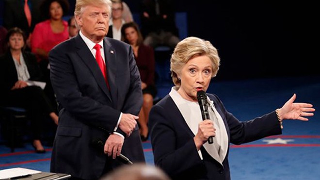 Đặt cược Hillary Clinton chiến thắng bằng 200.000 USD Hai ứng viên tổng thống Mỹ tại cuộc tranh luận trực tiếp thứ hai hôm 10/10. Ảnh: AP
