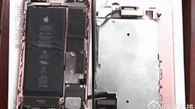 iPhone 7 nổ làm đôi tại Trung Quốc Hình ảnh được cho là iPhone 7 phát nổ, thân máy bị tách đôi. Ảnh: People.cn.