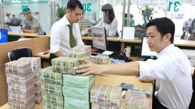 Hạ lãi suất vay xuống 6%/năm: 'Ông lớn' kéo thị trường cùng giảm? Từ hôm nay 15/10, các khoản vay ngắn hạn cho 5 lĩnh vực ưu tiên và DN khởi nghiệp của Vietcombank còn 6%năm