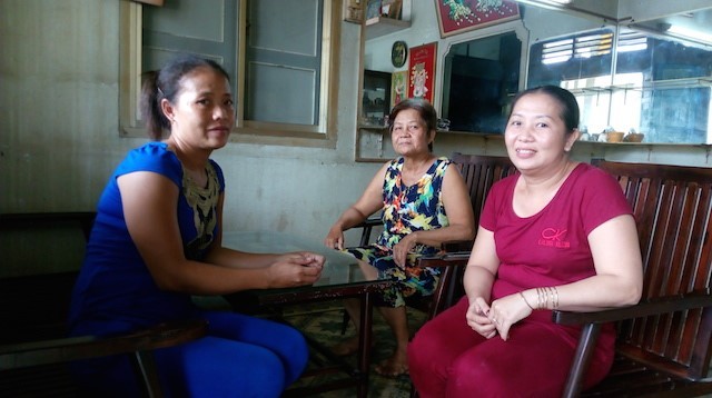 Người phụ nữ bán nem nướng trúng xổ số 92 tỷ Chị Đào (áo xanh) cùng người thân vui mừng trúng xổ số với số tiền lớn. Ảnh: O.S.