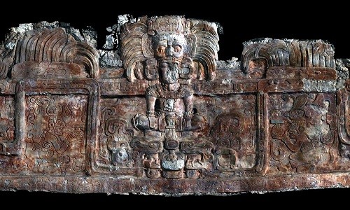 Cổ mộ dưới kim tự tháp Maya có thể hé lộ bí mật về 'vua rắn' Hình quét 3D dải trang trí hình một vị vua đứng giữa những con rắn. Ảnh: Picasa.