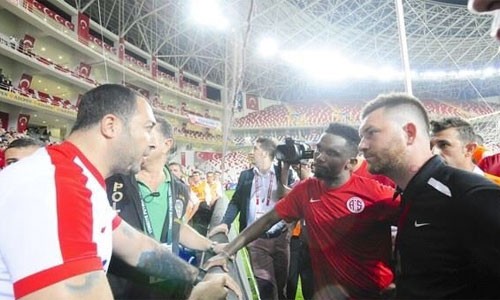 Eto'o đặt cược 110.000 đôla với cổ động viên Eto'o (áo đỏ) trò chuyện với CĐV sau trận đấu. Ảnh: Spor Arti.