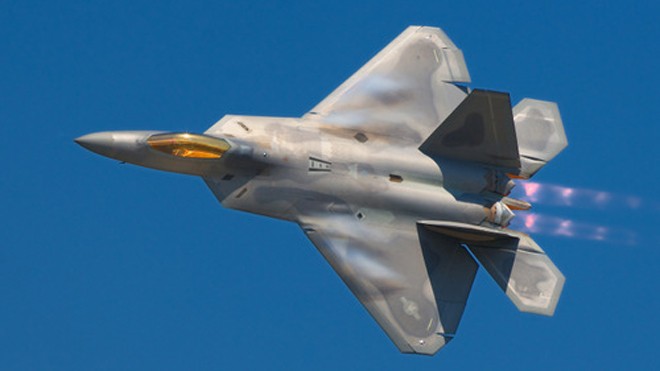 F-22 Raptor - hy vọng duy nhất giúp Mỹ giữ ưu thế trên không Tiêm kích F-22 bay biểu diễn. Ảnh: Wikipedia.
