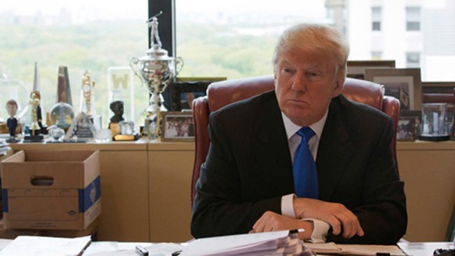 Ông Trump phải làm gì để tách bạch kinh doanh và chính trị? Ông Donald Trump đang chịu áp lực tách riêng việc kinh doanh và chính trị. Ảnh: AP