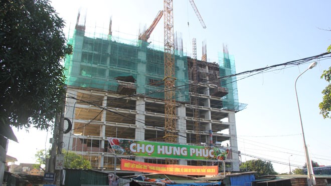 Đình chỉ xây dựng 17 công trình treo cẩu tháp trên đầu dân Công trình chung cư cao cấp bị UBND thành phố Vinh đình chỉ niêm phong tại chỗ vì làm toác hàng chục nhà dân. ảnh Việt Hương