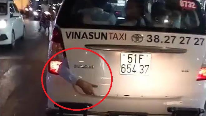 Xôn xao cánh tay thò ra từ cốp taxi trên phố Sài Gòn Ảnh cắt từ clip