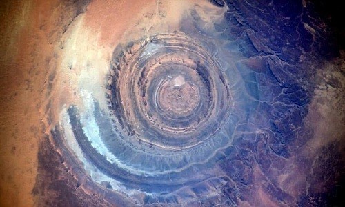 Ngỡ ngàng với 'Con mắt' đường kính 50 km trên sa mạc Sahara Hình ảnh "con mắt châu Phi" trên sa mạc Sahara. Ảnh: ESA.