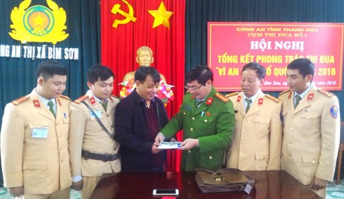 Cảnh sát giao thông trả lại túi đá quý cho người đánh rơi Công an thị xã Bỉm Sơn bàn giao tài sản cho người đánh mất. Ảnh: C.A.