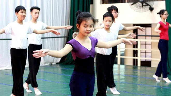 Mặc áo mưa vào trường múa nhảy giảm cân Có những lớp ở trường Múa, 100% học sinh không đến từ Hà Nội. Ảnh: Thanh Tâm